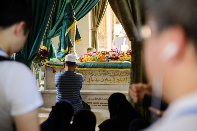 Man praying in front of Keramat Habib Noh