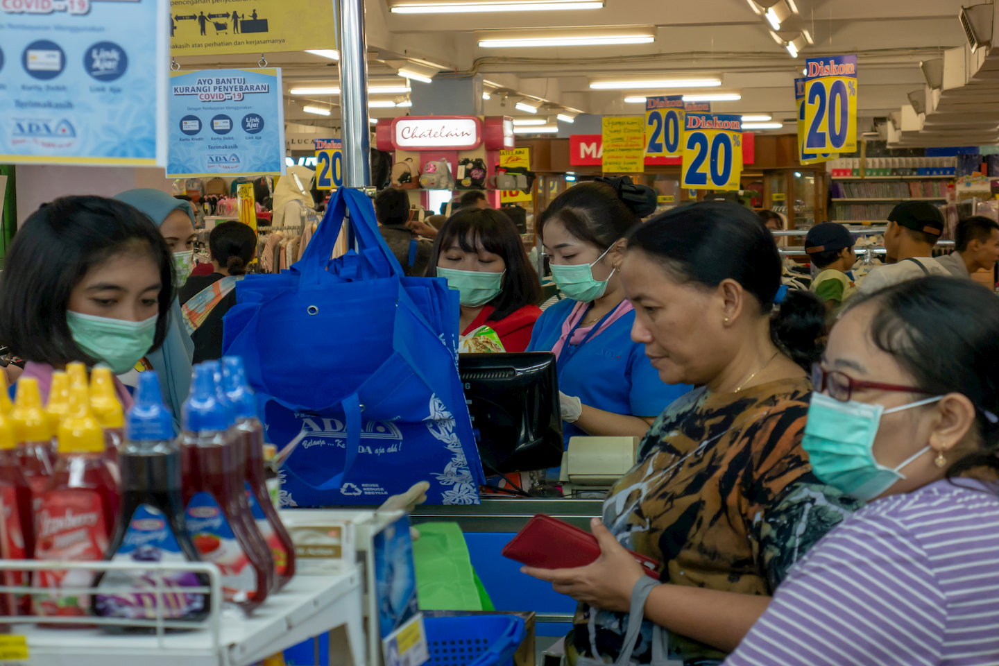 indonesians grocery shopping during covid-19 times